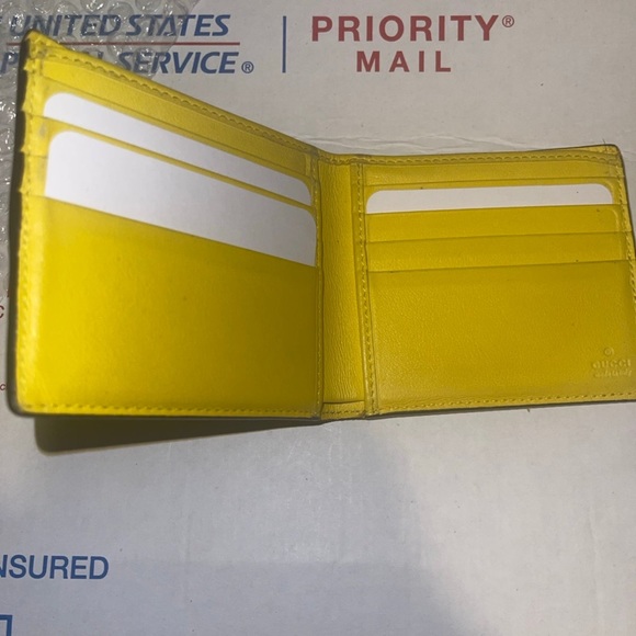 New Gucci wallet has a distressed look - Picture 3 of 11